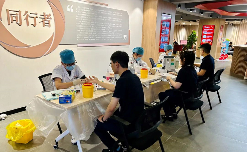 精華股份黨支部組織開展“不忘初心跟黨走 無償獻(xiàn)血慶七一”主題黨日活動(dòng)(圖3)