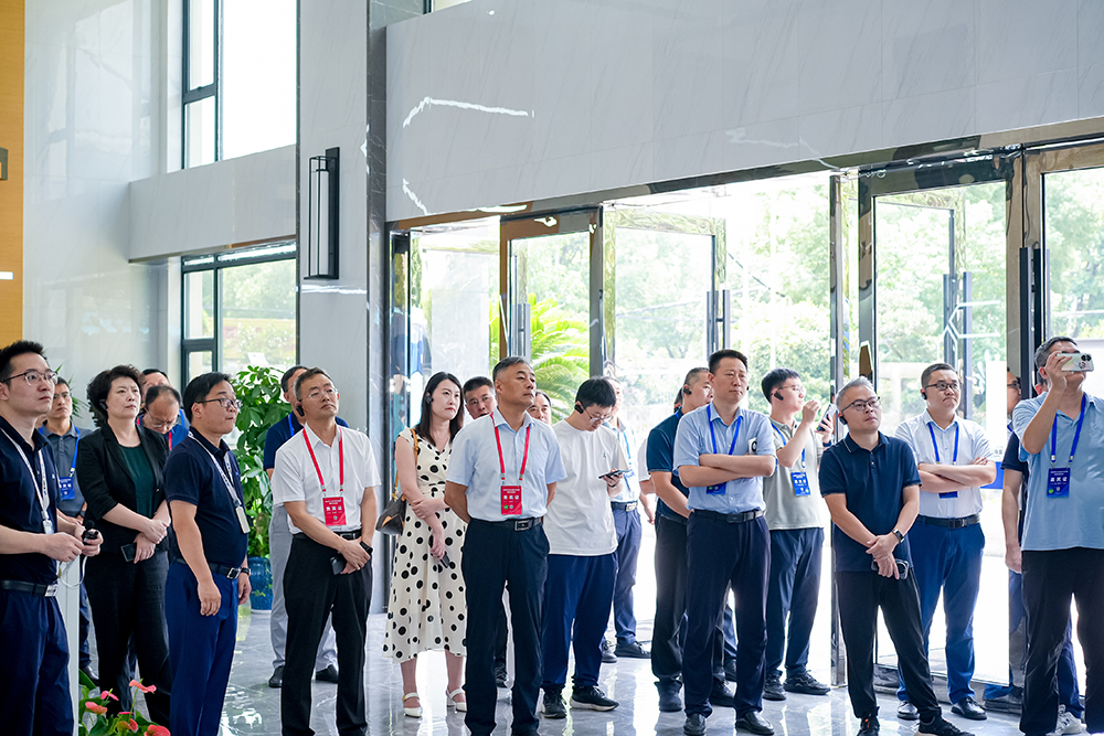 中小企業(yè)數(shù)字化轉型現(xiàn)場交流活動考察團領導蒞臨我司參觀調(diào)研(圖1)