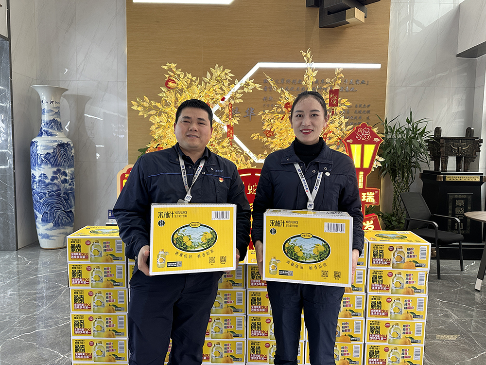 品八方風(fēng)味，享元宵喜樂 | 公司成功舉辦特產(chǎn)分享及元宵節(jié)活動(dòng) 品八方風(fēng)味，享元宵喜樂。2月12日，傳統(tǒng)元宵佳節(jié)，公司在食堂精心組織了“吃湯圓、賞花燈、品特產(chǎn)、投球贏獎(jiǎng)品”等一系列元宵活動(dòng)，節(jié)日氛圍濃厚(圖7)