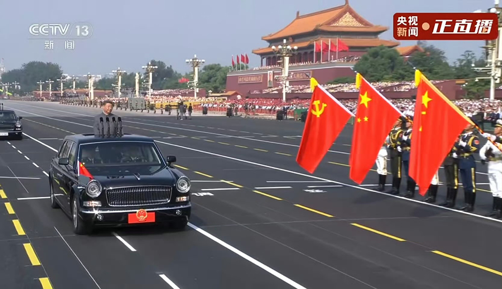 觀閱兵盛典 聚愛國情懷(圖3)